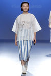 Conjunto de blusa poncho y pantalón a rayas de Ferrándiz en el Samsung Ego