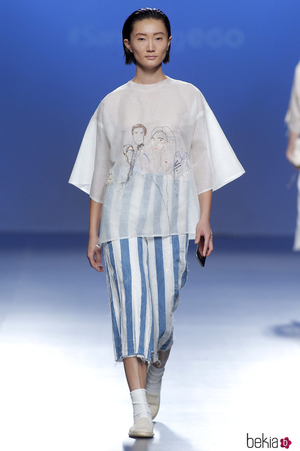 Conjunto de blusa poncho y pantalón a rayas de Ferrándiz en el Samsung Ego