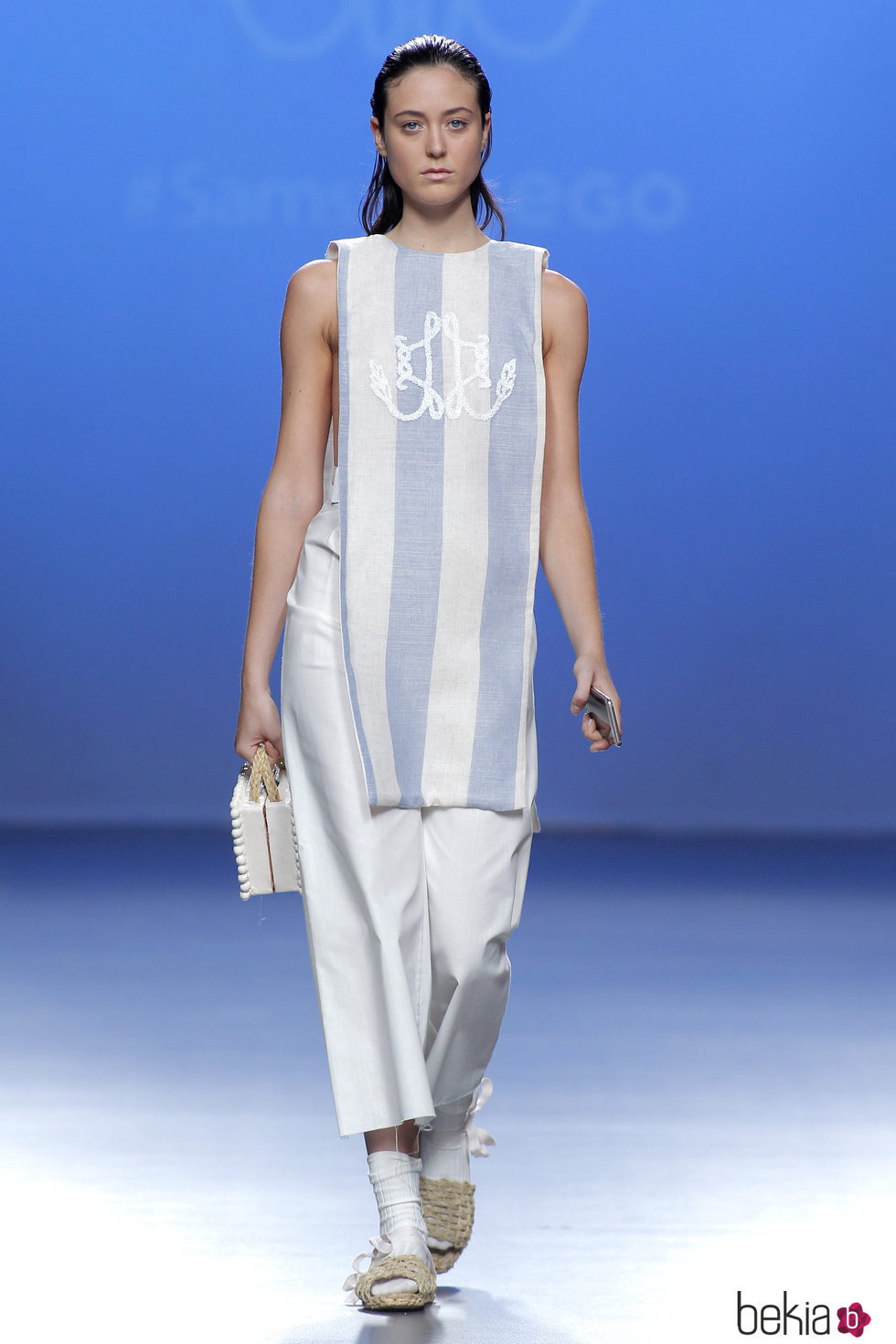 Vestido largo asimétrico a rayas  con cuello redondo de Ferrándiz en el Samsung Ego