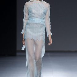 Vestido color baby blue con toques transparentes de la Mario Coello en el Samsung Ego