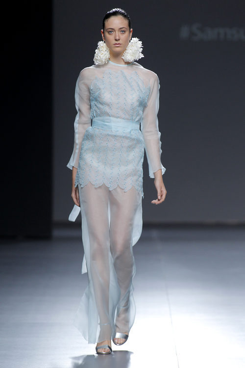 Vestido color baby blue con toques transparentes de la Mario Coello en el Samsung Ego