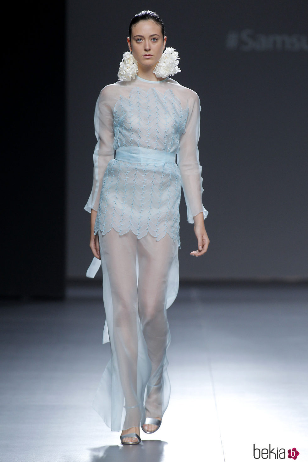 Vestido color baby blue con toques transparentes de la Mario Coello en el Samsung Ego