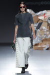 Conjunto pantalón blanco con tachuelas camiseta gris de Euphemio Fernández en el Samsung Ego