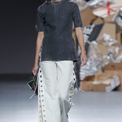 Conjunto pantalón blanco con tachuelas camiseta gris de Euphemio Fernández en el Samsung Ego