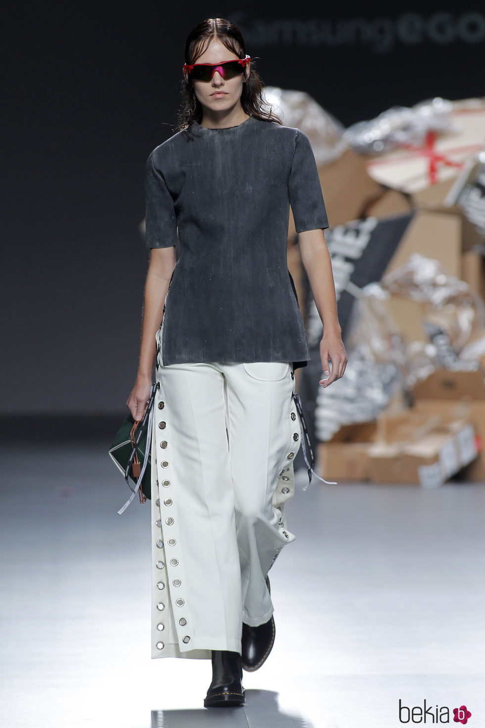 Conjunto pantalón blanco con tachuelas camiseta gris de Euphemio Fernández en el Samsung Ego