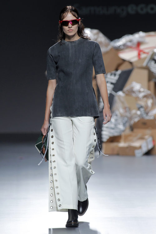 Conjunto pantalón blanco con tachuelas camiseta gris de Euphemio Fernández en el Samsung Ego