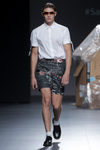 Conjunto pantalón corto estampado y camisa blanca de Euphemio Fernández en el Samsung Ego