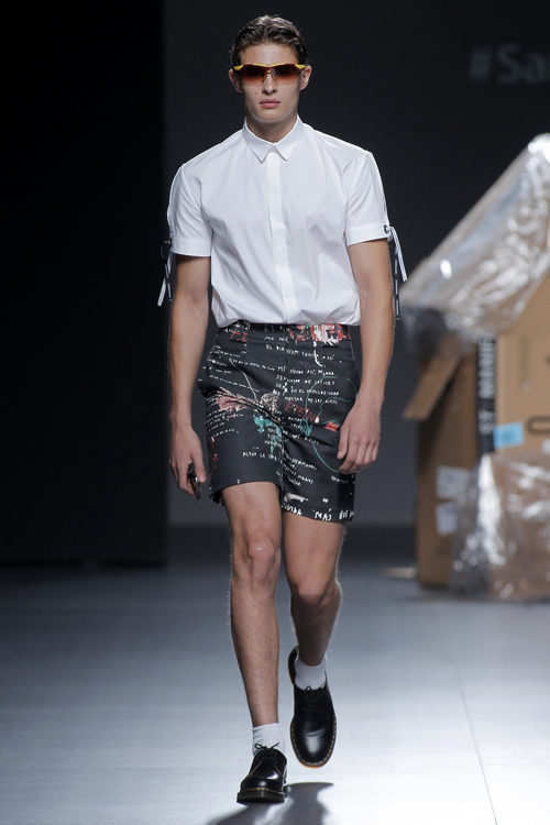 Conjunto pantalón corto estampado y camisa blanca de Euphemio Fernández en el Samsung Ego