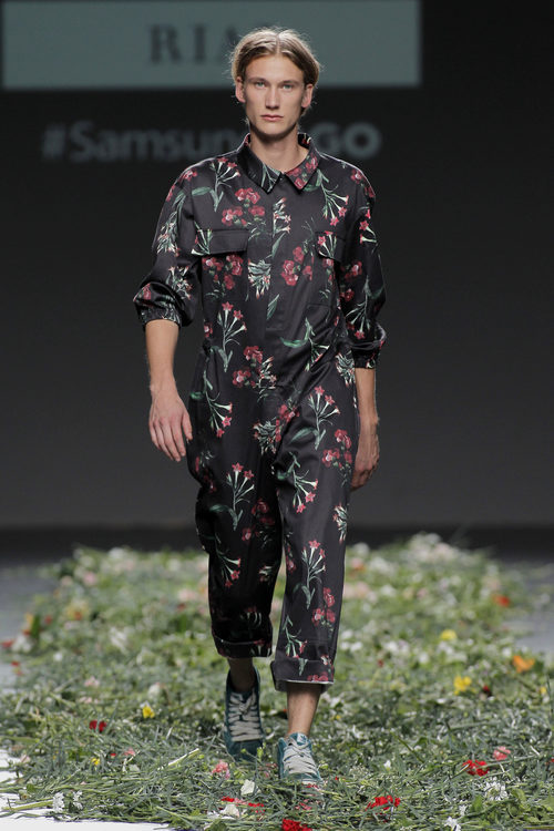 Mono largo estampado floral durante el desfile de Elena Rial en el Samsung Ego