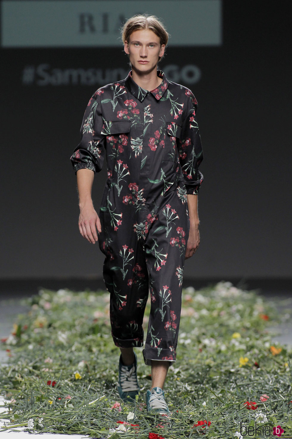 Mono largo estampado floral durante el desfile de Elena Rial en el Samsung Ego
