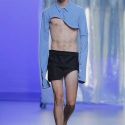 Pantalón y camisa asimétrica en tonos pasteles de Nouman en el Samsung Ego