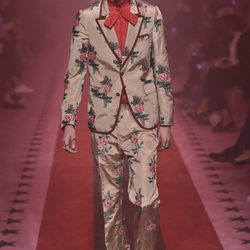 Traje de estampado floral de Gucci primavera/verano 2017 en la Milán Fashion Week