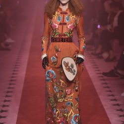 Vestido naranja con flores de Gucci primavera/verano 2017 en la Milán Fashion Week