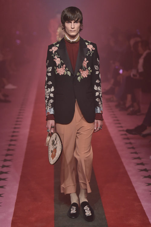 Chaqueta negra de Gucci primavera/verano 2017 en la Milán Fashion Week