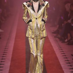 Traje dorado de Gucci primavera/verano 2017 en la Milán Fashion Week