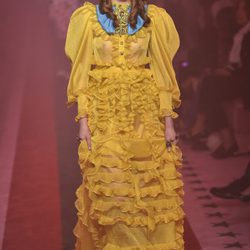 Vestido amarillo de Gucci primavera/verano 2017 en la Milán Fashion Week