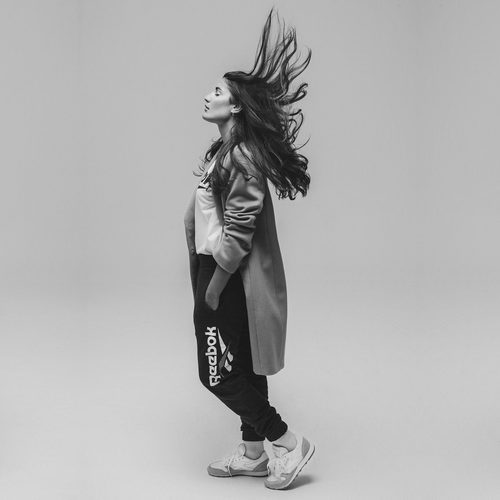 Alba Paul conquista al 'el ying y el yang' con la nueva colección de Reebok Classic