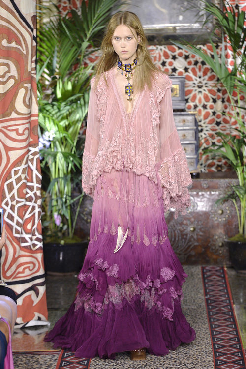 Vestido rosa de Roberto Cavalli primavera/verano 2017 en la Milán Fashion Week