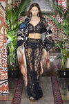Pantalones y top de transparencias de Roberto Cavalli primavera/verano 2017 en la Milán Fashion Week