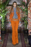 Traje naranja de Roberto Cavalli primavera/verano 2017 en la Milán Fashion Week