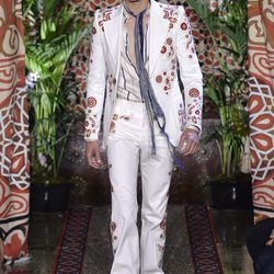 Traje blanco de Roberto Cavailli primavera/verano 2017 en la Milán Fashion Week