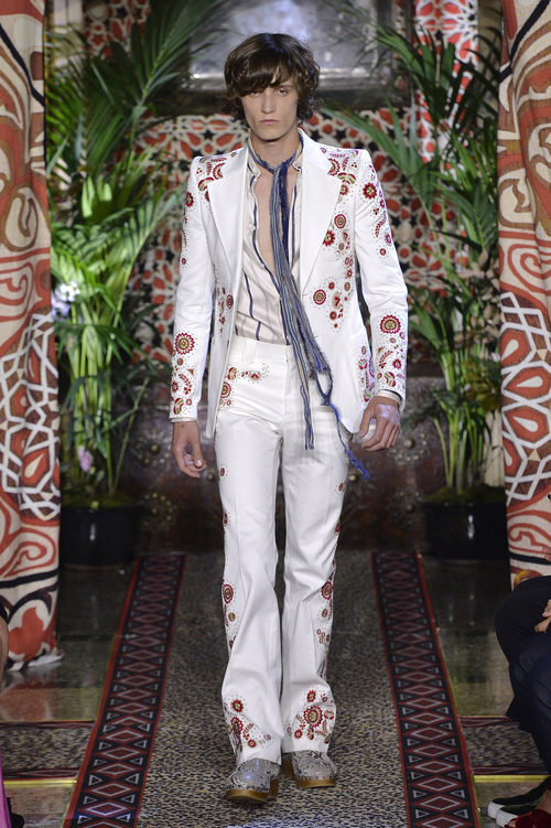Traje blanco de Roberto Cavailli primavera/verano 2017 en la Milán Fashion Week