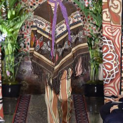 Poncho para hombre de Roberto Cavalli primavera/verano 2017 en la Milán Fashion Week