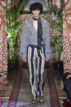Pantalones a rayas de Roberto Cavalli primavera/verano 2017 en la Milán Fashion Week