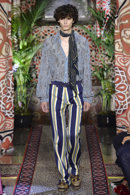 Pantalones a rayas de Roberto Cavalli primavera/verano 2017 en la Milán Fashion Week