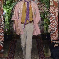 Camisa rosa de Roberto Cavalli primavera/verano 2017 en la Milán Fashion Week