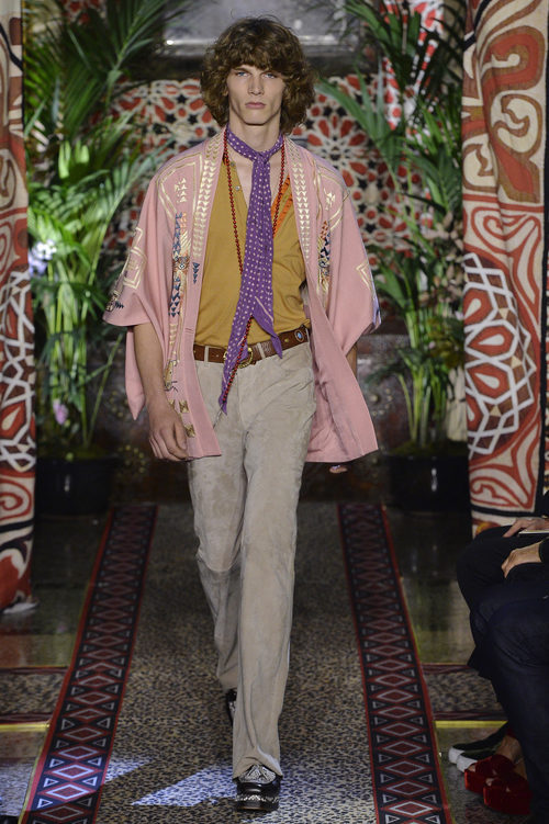 Camisa rosa de Roberto Cavalli primavera/verano 2017 en la Milán Fashion Week