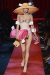 Bañador y bolso de Moschino primavera/verano 2017 en la Milán Fashion Week