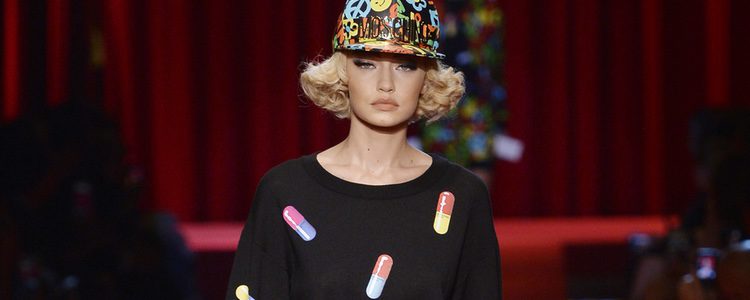 Vestido estampado con pastillas de Moschino primavera/verano 2017 en la Milán Fashion Week