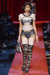 Camiseta y botas altas de Moschino primavera/verano 2017 en la Milán Fashion Week