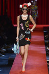 Vestido negro estampado de Moschino primavera/verano 2017 en la Milán Fashion Week