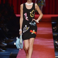 Vestido negro estampado de Moschino primavera/verano 2017 en la Milán Fashion Week
