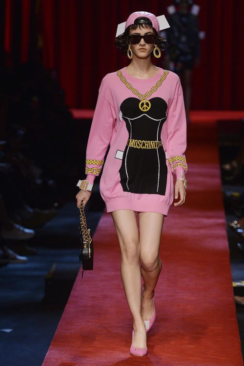 Jersey largo de Moschino primavera/verano 2017 en la Milán Fashion Week