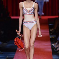 Bañador de Moschino colección primavera/verano 2017 en la Milán Fashion Week