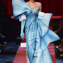 Irina Shayk con un vestido azul de Moschino primavera/verano 2017 en la Milán Fashion Week