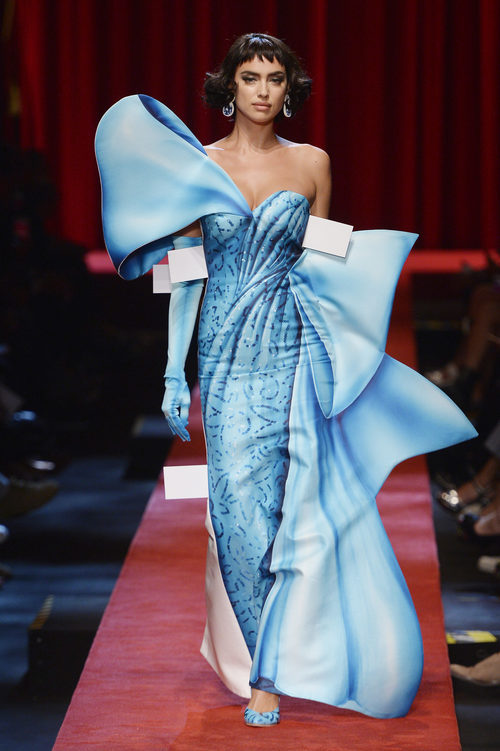Irina Shayk con un vestido azul de Moschino primavera/verano 2017 en la Milán Fashion Week