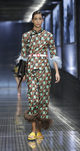 Traje estampado a cuadros con plumas de Prada colección primavera/verano 2017 en Milán Fashion Week
