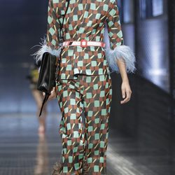 Traje estampado a cuadros con plumas de Prada colección primavera/verano 2017 en Milán Fashion Week