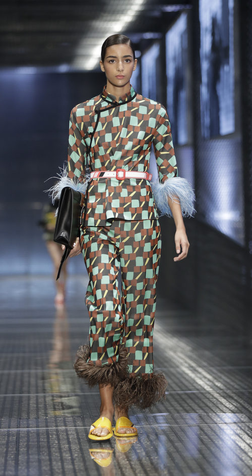 Traje estampado a cuadros con plumas de Prada colección primavera/verano 2017 en Milán Fashion Week
