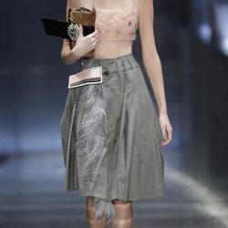 Crop top rosa y falda gris de Prada colección primavera/verano 2017 en Milán Fashion Week