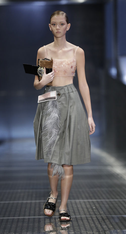 Crop top rosa y falda gris de Prada colección primavera/verano 2017 en Milán Fashion Week
