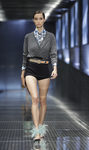 Short retro con blusa y chaqueta de punto de Prada colección primavera/verano 2017 en Milán Fashion Week