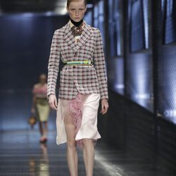 Chaquetón de cuadros y falda de Prada colección primavera/verano 2017 en Milán Fashion Week