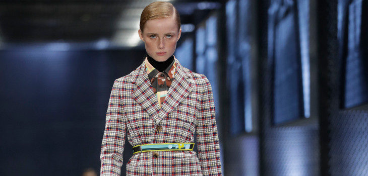 Chaquetón de cuadros y falda de Prada colección primavera/verano 2017 en Milán Fashion Week