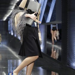 Cartera gris de Prada colección primavera/verano 2017 en Milán Fahsion Week.