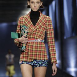 Chaqueta americana de cuadros y short estampado de Prada colección primavera-verano 2017 para Milán Fashion Week